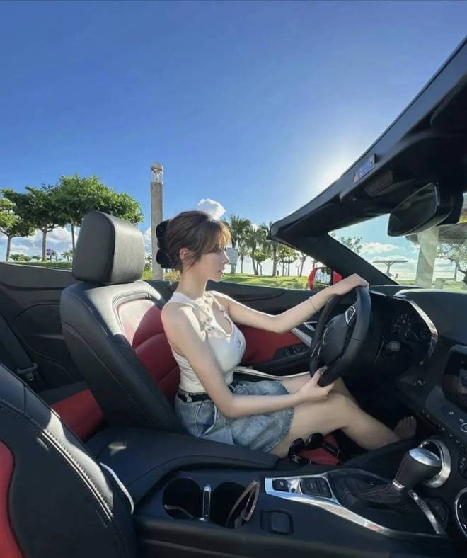 凭这三点成顶流女神网友：她这谁顶得住开元棋牌168cm魔鬼身材！尤佳妮(图3)