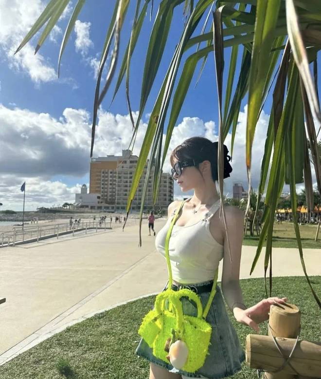 凭这三点成顶流女神网友：她这谁顶得住开元棋牌168cm魔鬼身材！尤佳妮(图2)